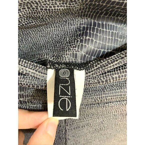 ONZIE Yoga Size S/M Cropped Leggings Crops Charcoal Snake Athleisure Gym Run - Picture 5 of 9